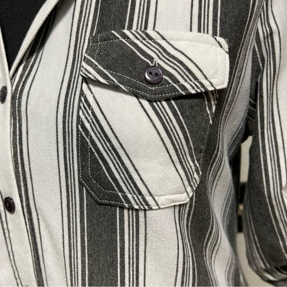 Eden & Olivia Grey and White Striped Buttoned Down Quarter Sleeve Top Medium - Picture 3 of 8